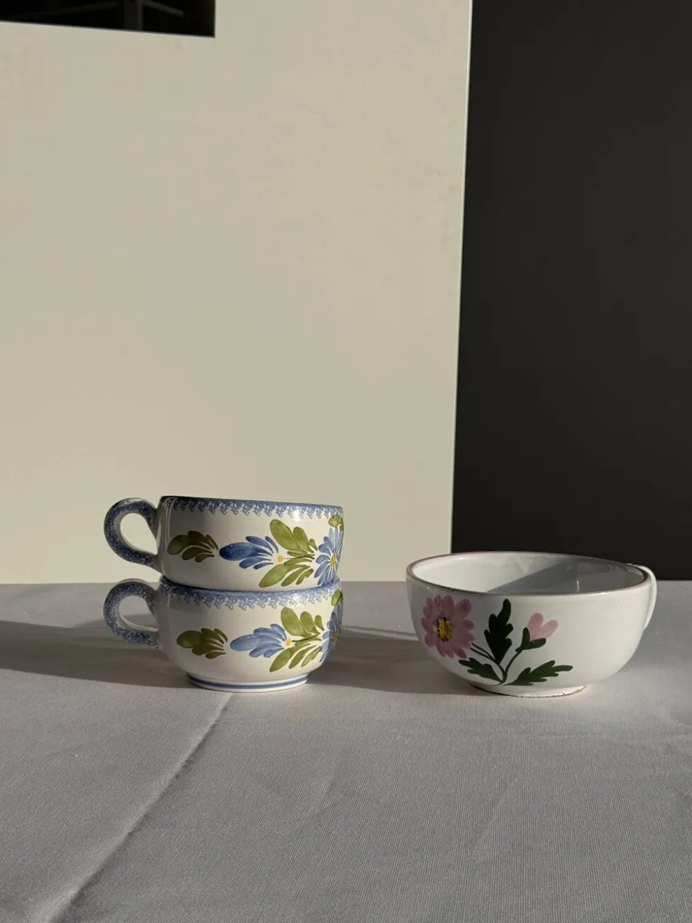 Grande tasse en faïence à liseré rose et motif de fleurs rose H7 D15