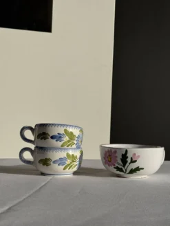 Grande tasse en faïence à liseré rose et motif de fleurs rose H7 D15