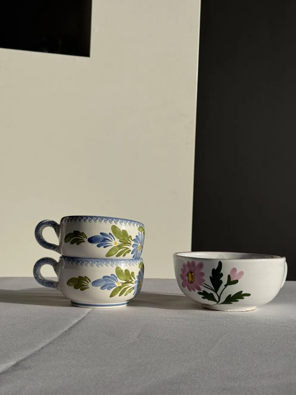 Grande tasse en faïence à liseré rose et motif de fleurs rose H7 D15