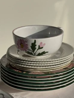 Grande tasse en faïence à liseré rose et motif de fleurs rose H7 D15