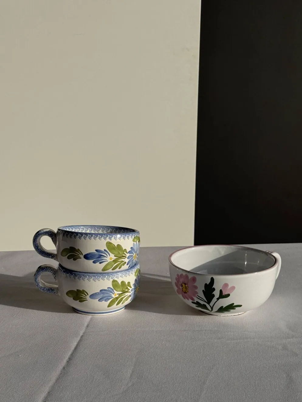 Grande tasse en faïence à liseré rose et motif de fleurs rose H7 D15