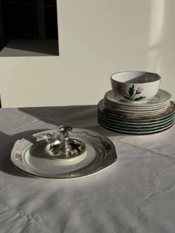Grande tasse en faïence à liseré rose et motif de fleurs rose H7 D15