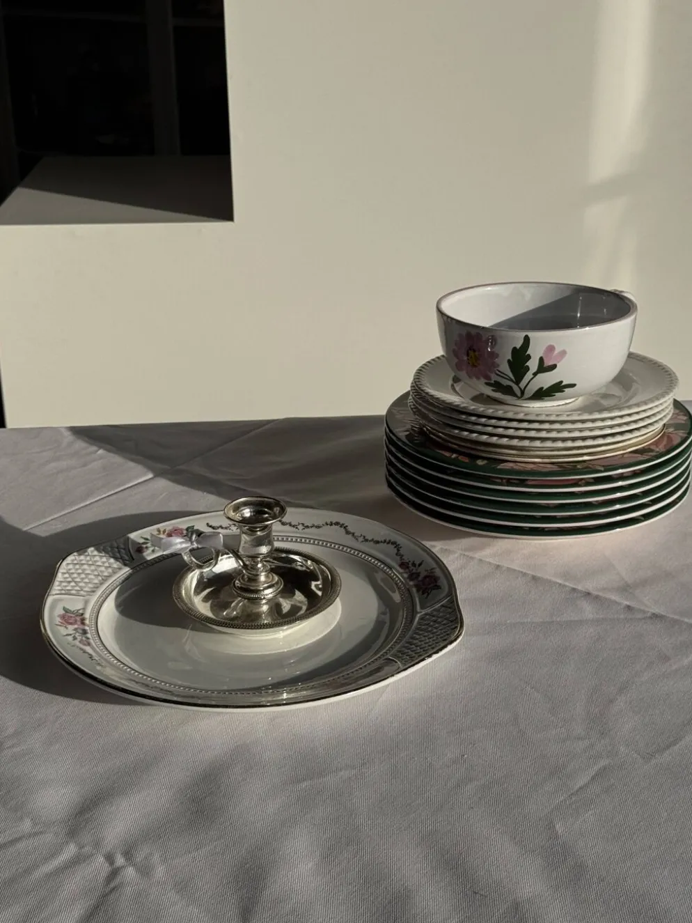 Grande tasse en faïence à liseré rose et motif de fleurs rose H7 D15