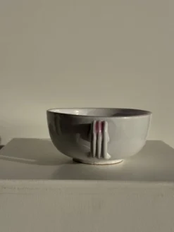 Grande tasse en faïence à liseré rose et motif de fleurs rose H7 D15