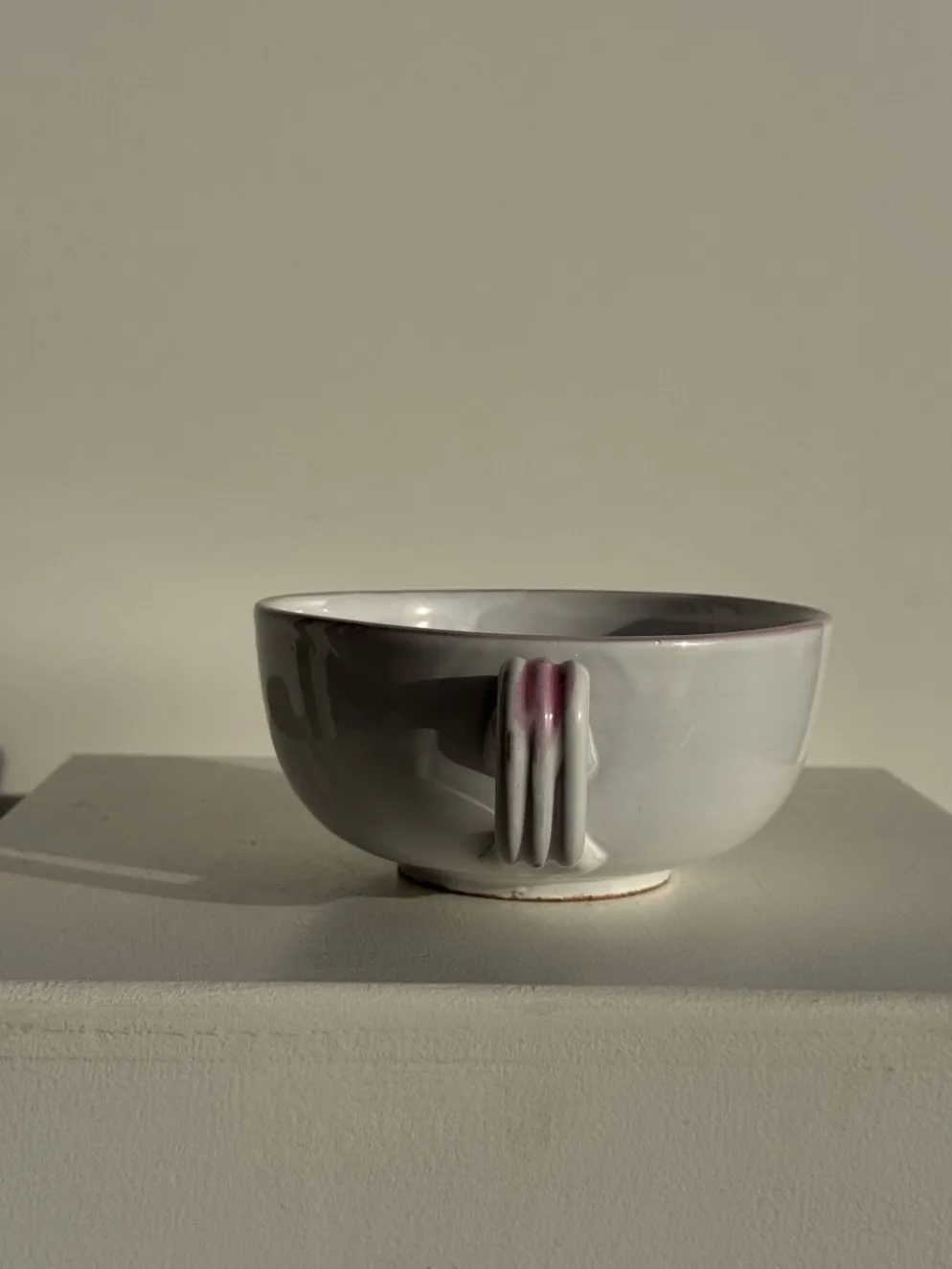 Grande tasse en faïence à liseré rose et motif de fleurs rose H7 D15