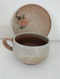 Grande tasse et soucoupe en grès décor floral – années 70