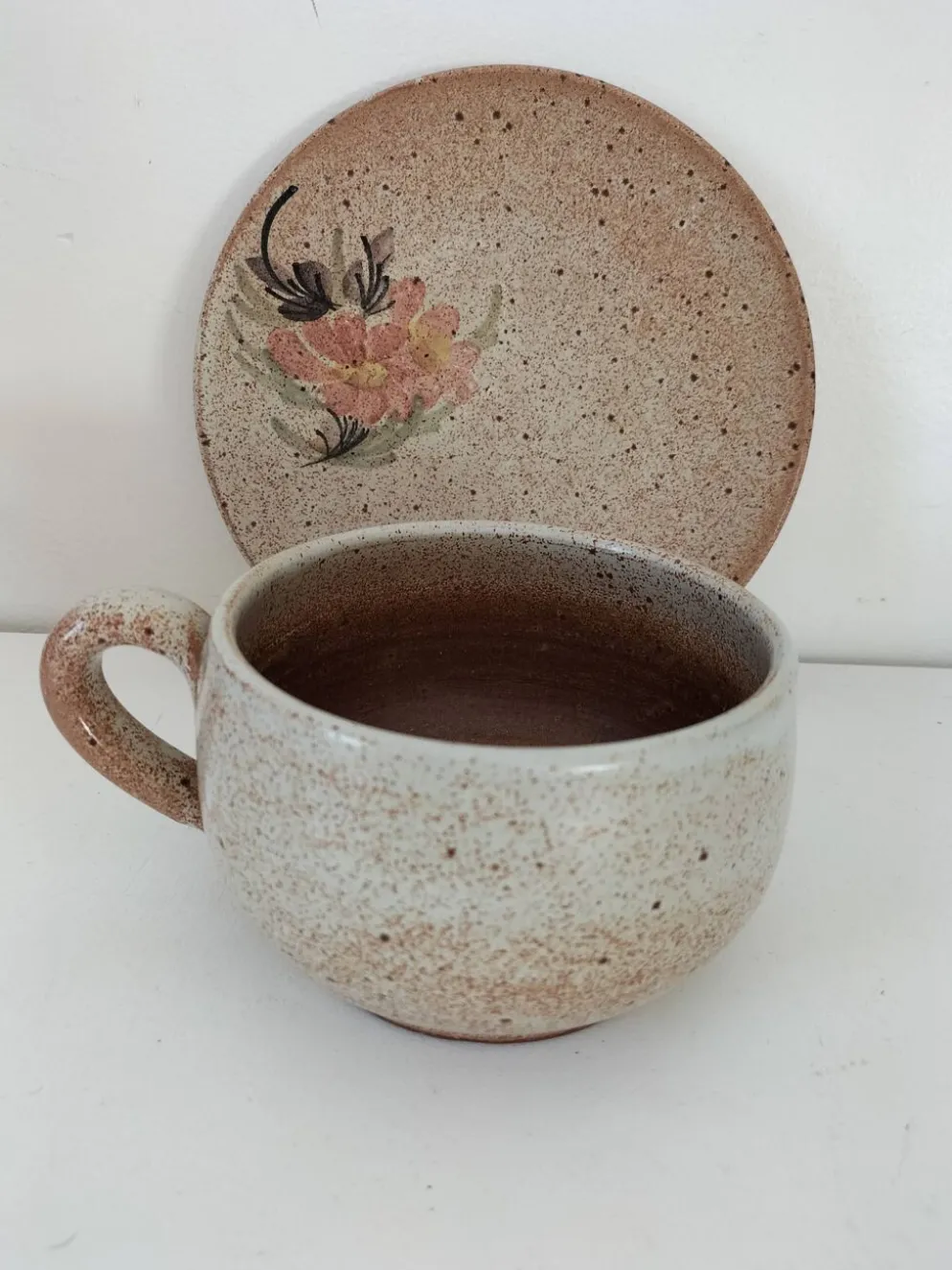 Grande tasse et soucoupe en grès décor floral – années 70