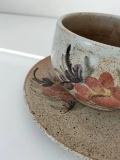 Grande tasse et soucoupe en grès décor floral – années 70