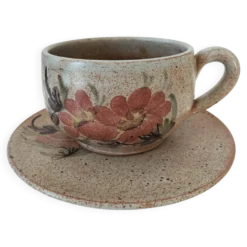 Grande tasse et soucoupe en grès décor floral – années 70