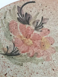 Grande tasse et soucoupe en grès décor floral – années 70