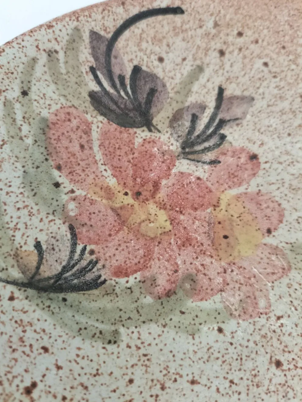 Grande tasse et soucoupe en grès décor floral – années 70