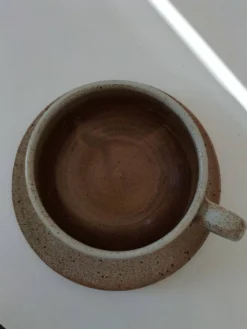 Grande tasse et soucoupe en grès décor floral – années 70