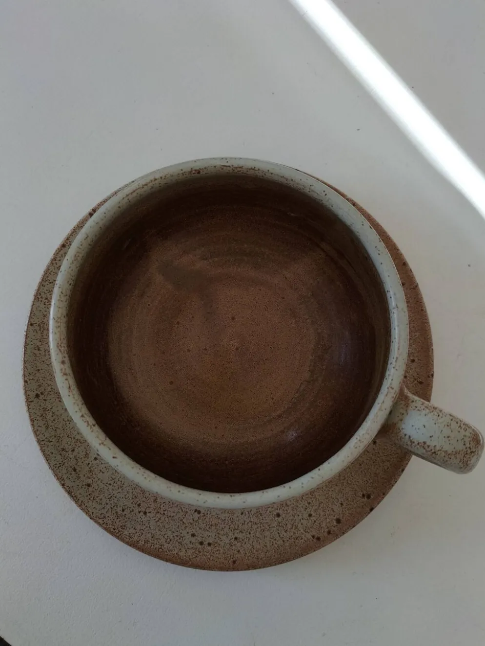 Grande tasse et soucoupe en grès décor floral – années 70