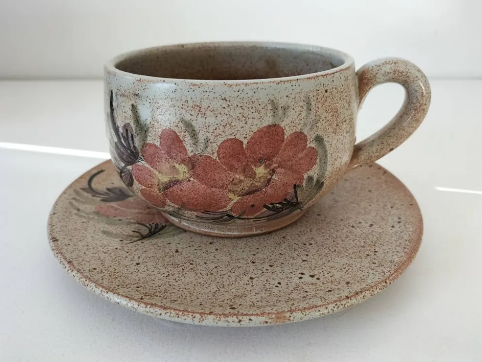 Grande tasse et soucoupe en grès décor floral – années 70