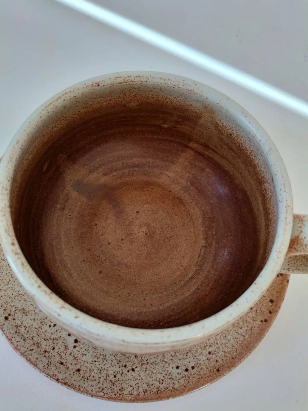 Grande tasse et soucoupe en grès décor floral – années 70