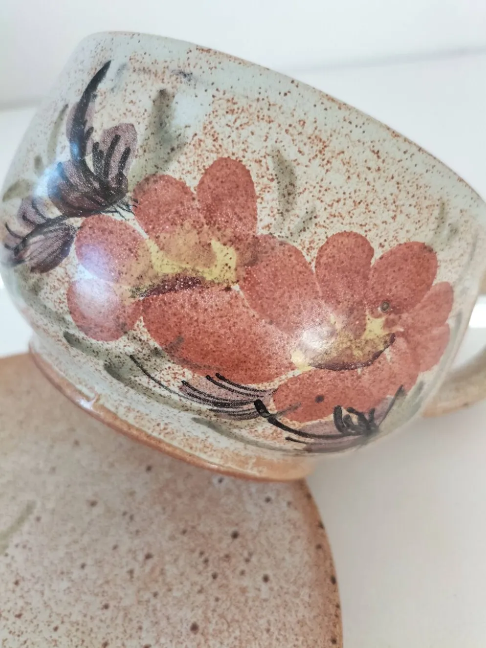 Grande tasse et soucoupe en grès décor floral – années 70