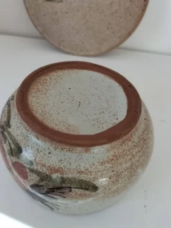 Grande tasse et soucoupe en grès décor floral – années 70