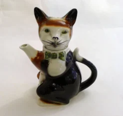 Grande théière zoomorphe Chat, en faïence anglaise vintage