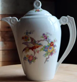 Grande verseuse / cafetière vintage en porcelaine – Décor Oiseau de paradis
