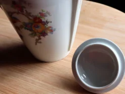 Grande verseuse / cafetière vintage en porcelaine – Décor Oiseau de paradis