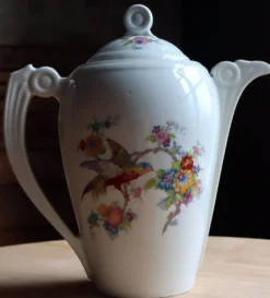 Grande verseuse / cafetière vintage en porcelaine – Décor Oiseau de paradis