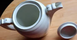 Grande verseuse / cafetière vintage en porcelaine – Décor Oiseau de paradis