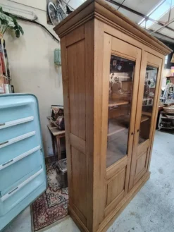 Grande vitrine ancienne en bois massif blond façon meuble d'apothicaire