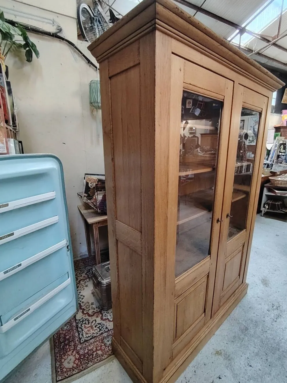 Grande vitrine ancienne en bois massif blond façon meuble d'apothicaire