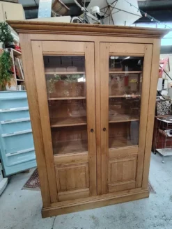 Grande vitrine ancienne en bois massif blond façon meuble d'apothicaire