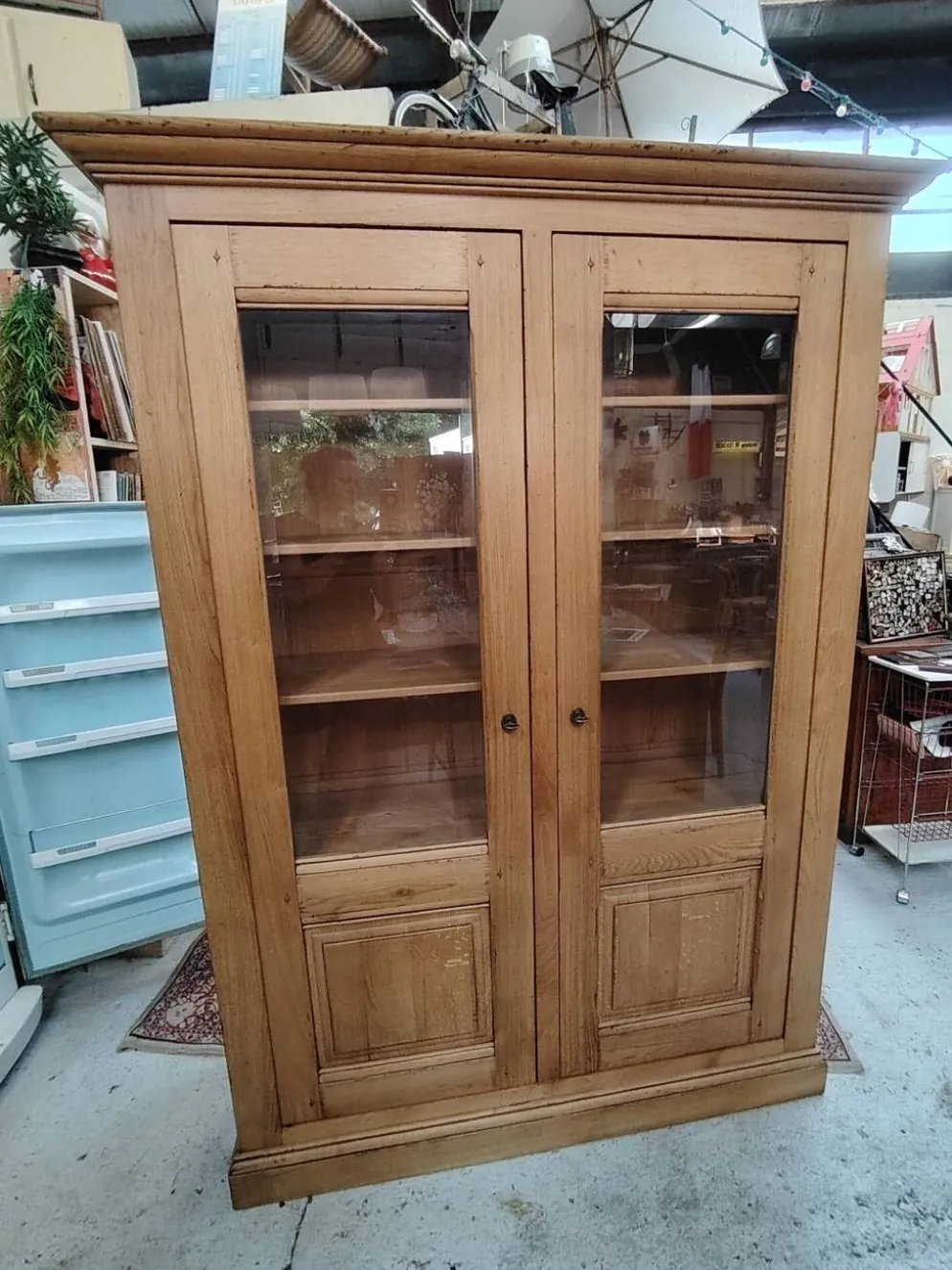 Grande vitrine ancienne en bois massif blond façon meuble d'apothicaire