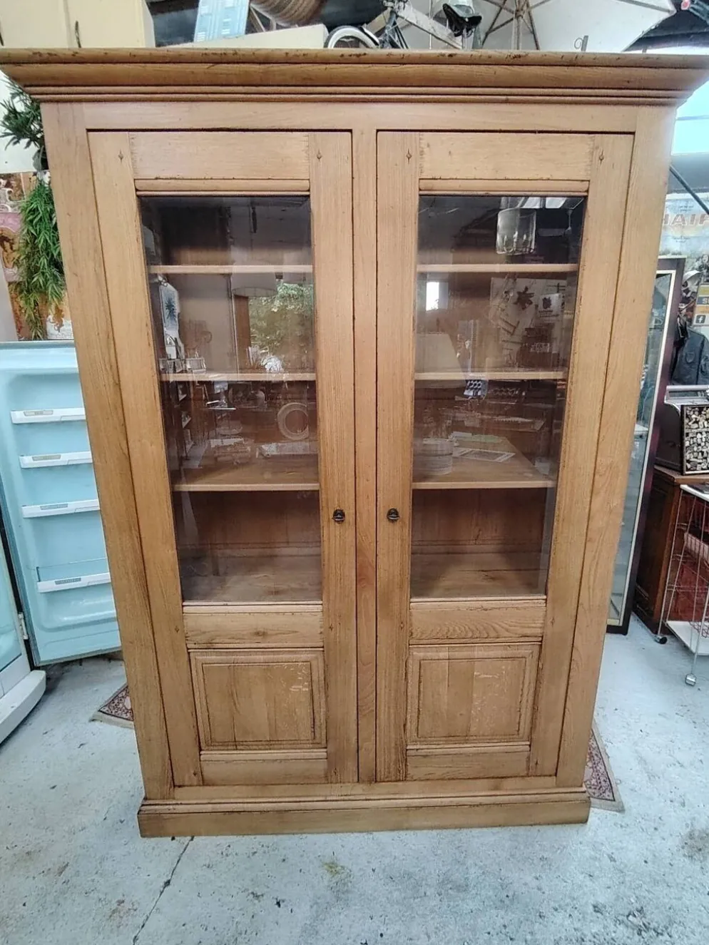 Grande vitrine ancienne en bois massif blond façon meuble d'apothicaire