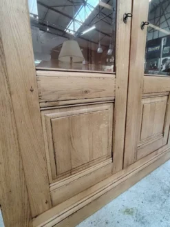 Grande vitrine ancienne en bois massif blond façon meuble d'apothicaire
