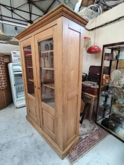 Grande vitrine ancienne en bois massif blond façon meuble d'apothicaire
