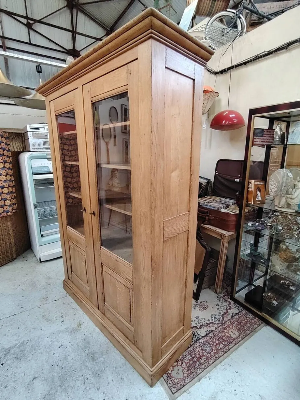 Grande vitrine ancienne en bois massif blond façon meuble d'apothicaire
