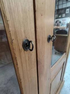 Grande vitrine ancienne en bois massif blond façon meuble d'apothicaire