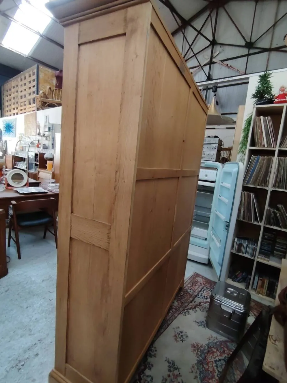 Grande vitrine ancienne en bois massif blond façon meuble d'apothicaire