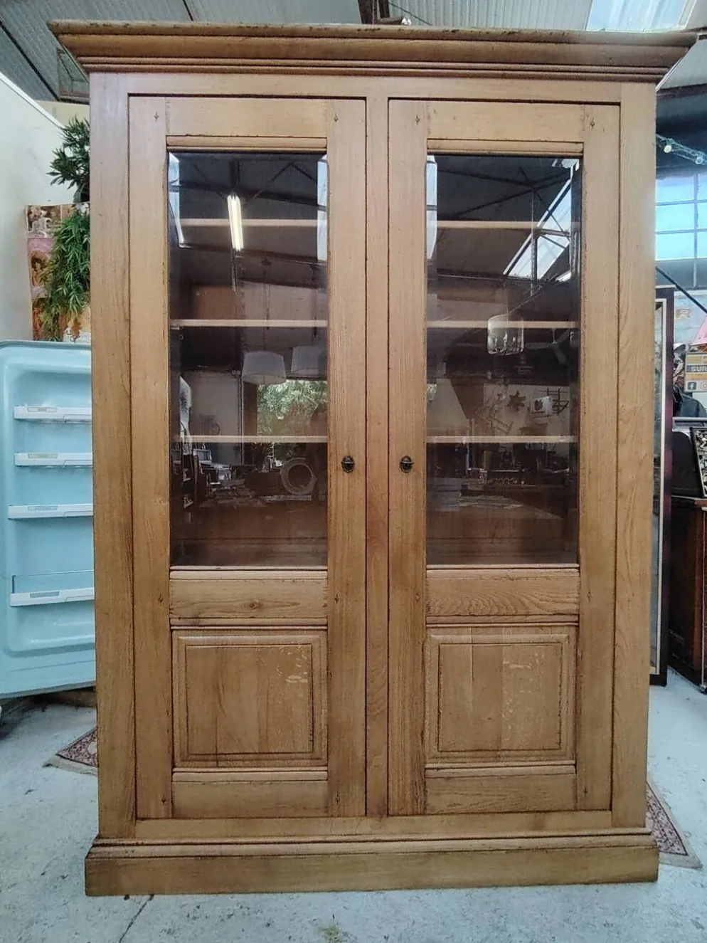Grande vitrine ancienne en bois massif blond façon meuble d'apothicaire