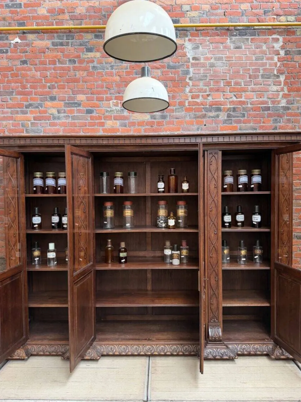 Grande vitrine de pharmacie en chêne