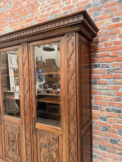 Grande vitrine de pharmacie en chêne