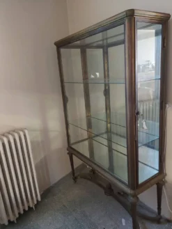 Grande vitrine d'exposition en laiton et verre - Style Louis XVI - Début XX