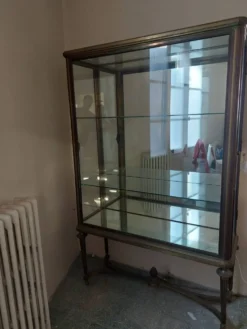 Grande vitrine d'exposition en laiton et verre - Style Louis XVI - Début XX