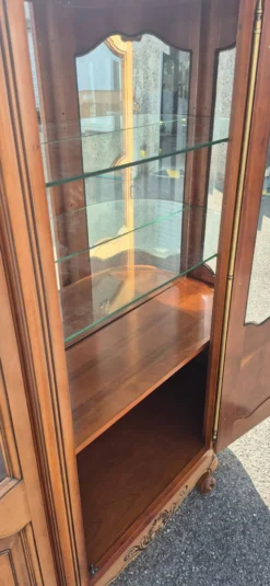 Grande vitrine galbée en merisier de style Louis XV – XXe siècle