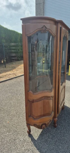 Grande vitrine galbée en merisier de style Louis XV – XXe siècle