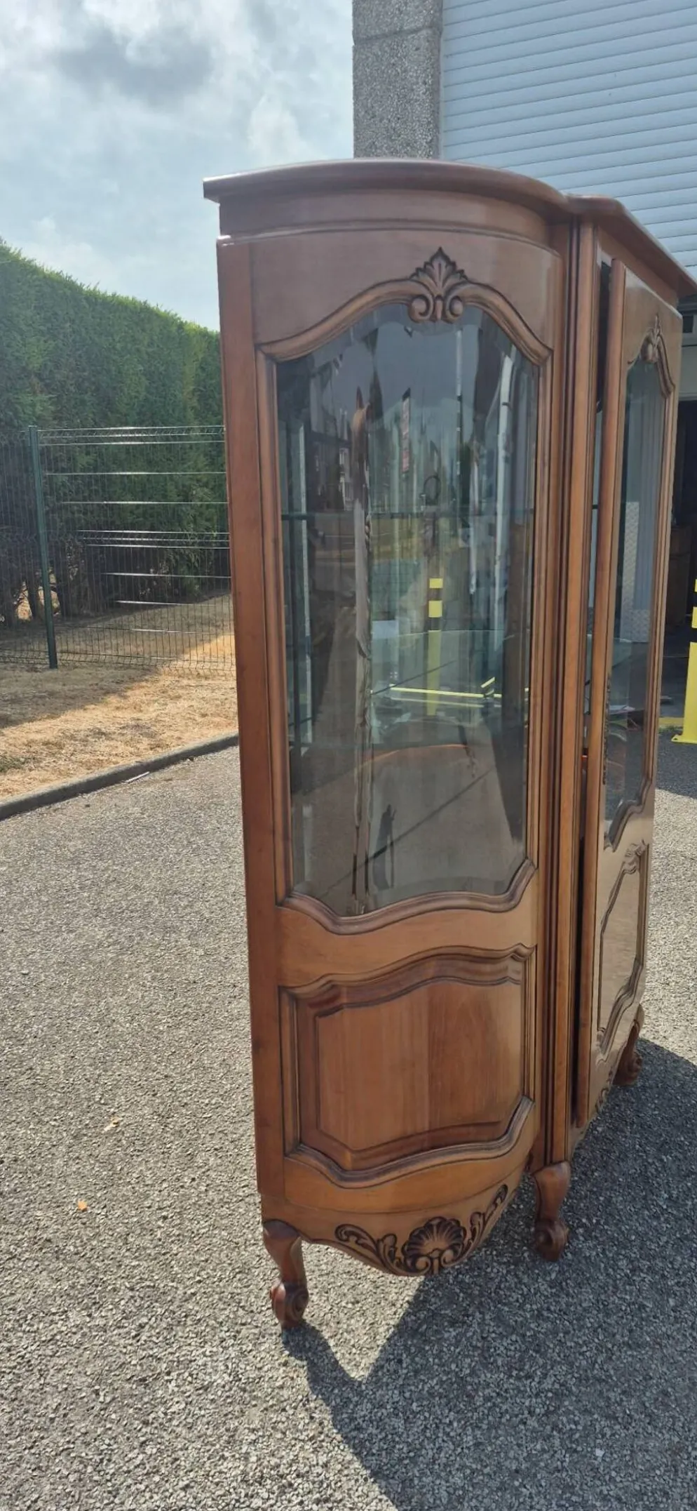 Grande vitrine galbée en merisier de style Louis XV – XXe siècle