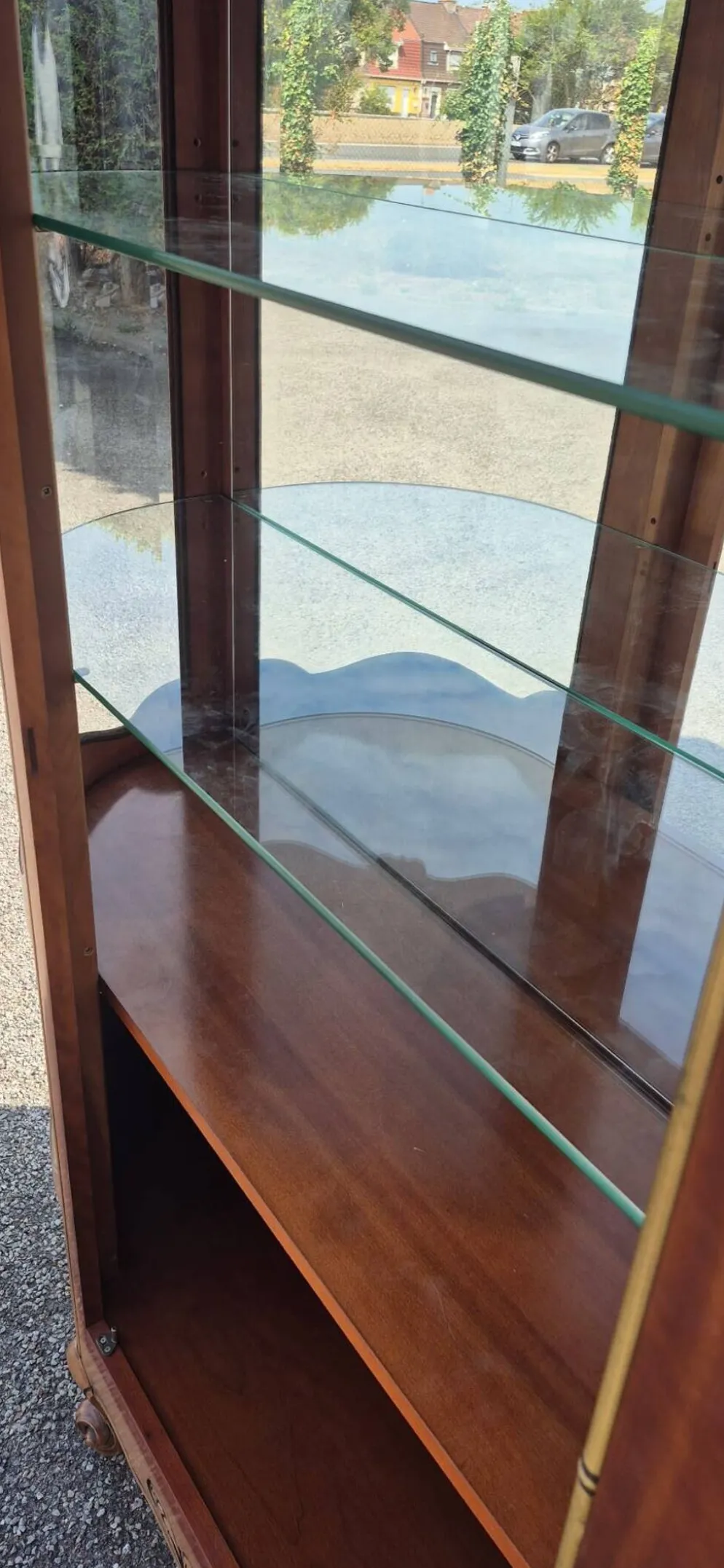 Grande vitrine galbée en merisier de style Louis XV – XXe siècle