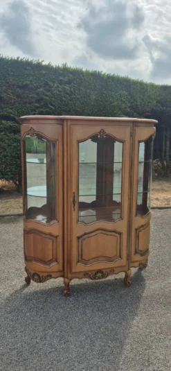 Grande vitrine galbée en merisier de style Louis XV – XXe siècle