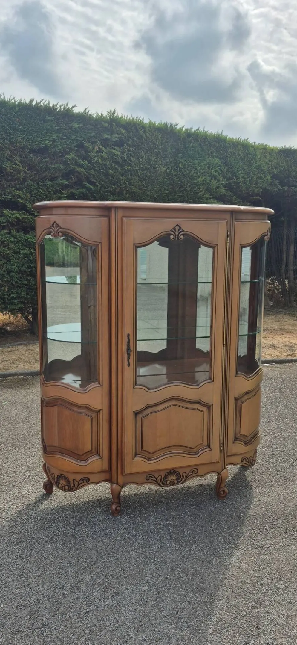 Grande vitrine galbée en merisier de style Louis XV – XXe siècle