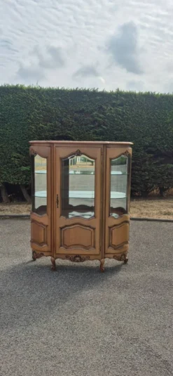 Grande vitrine galbée en merisier de style Louis XV – XXe siècle