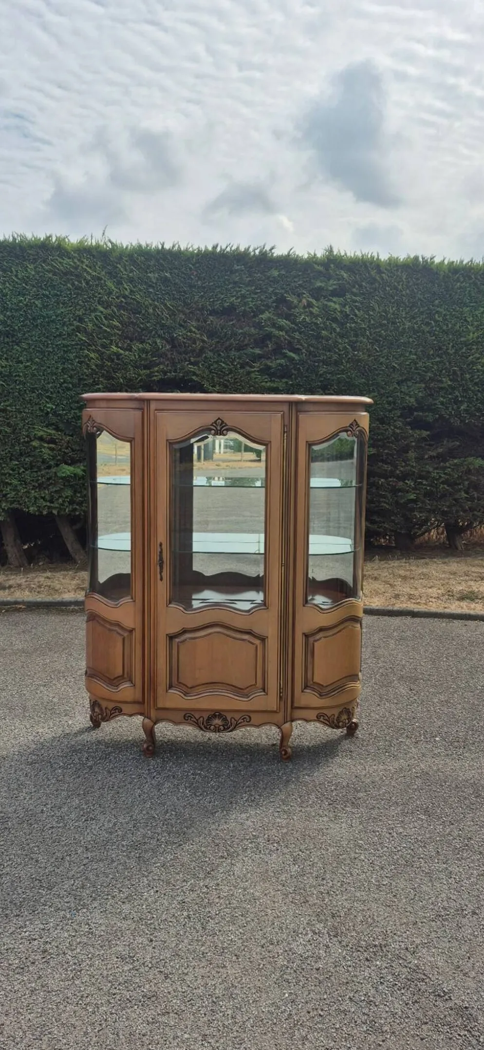 Grande vitrine galbée en merisier de style Louis XV – XXe siècle