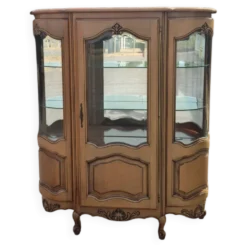 Grande vitrine galbée en merisier de style Louis XV – XXe siècle